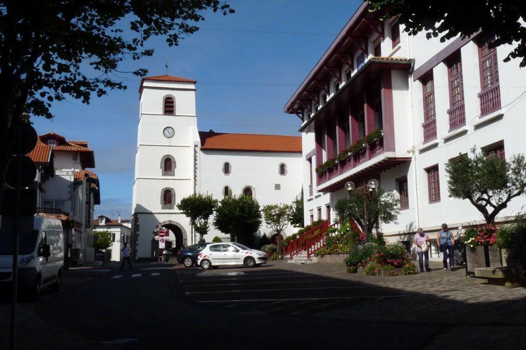 DR64 en mission à Hendaye, place de la République