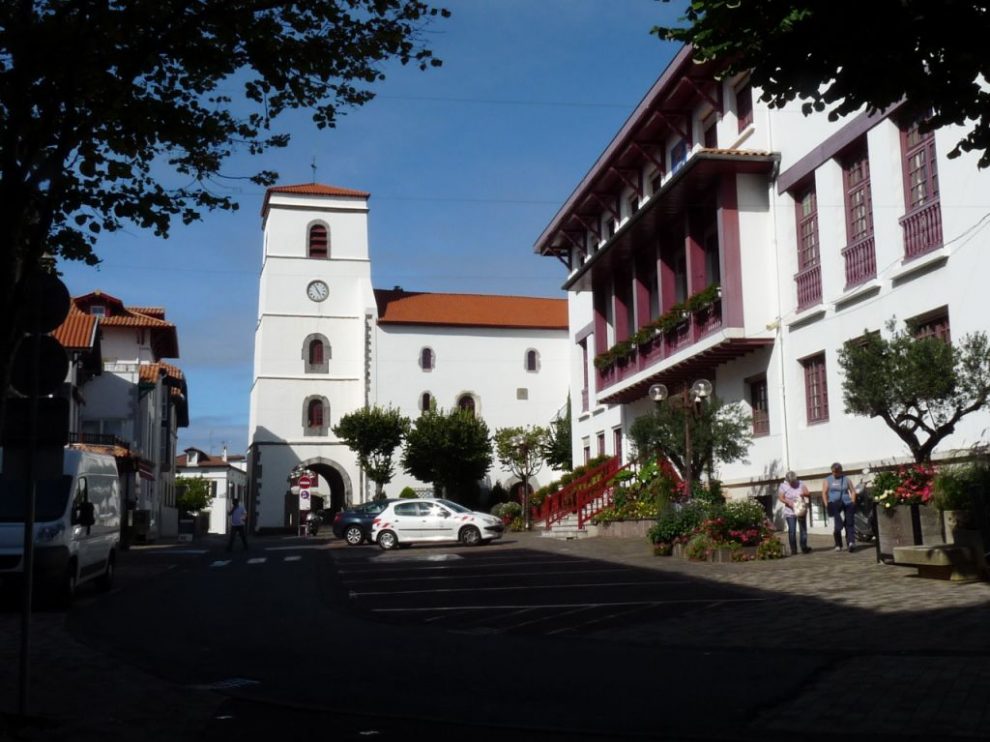 DR64 en mission à Hendaye, place de la République